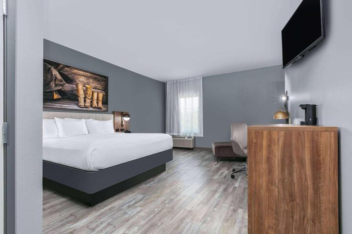 1 King Bed Deluxe Room (1 of 9)
