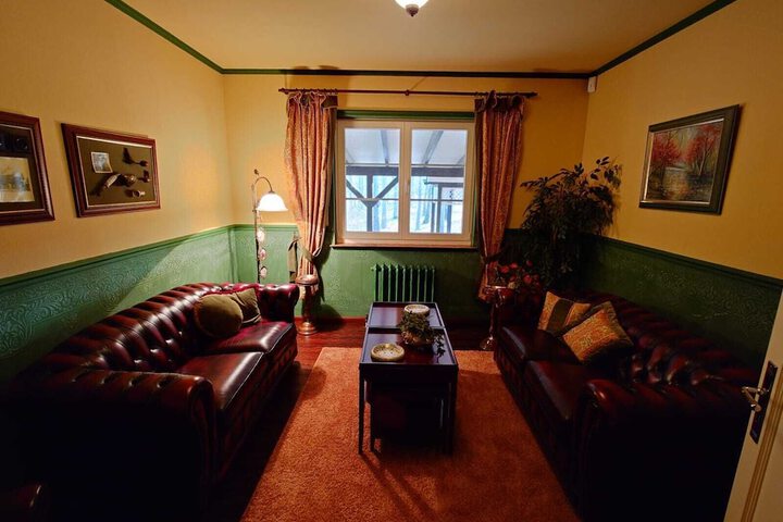 Lounge 9 of 17
