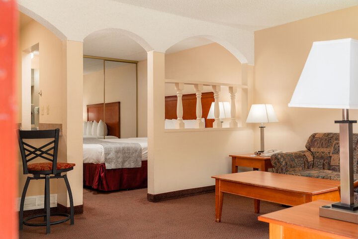 1 Queen Bed (3 of 16)