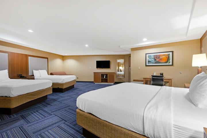 Suite 1 King 2 Queen Beds Refrigerator WiFi Continental Breakfast (6 of 7)