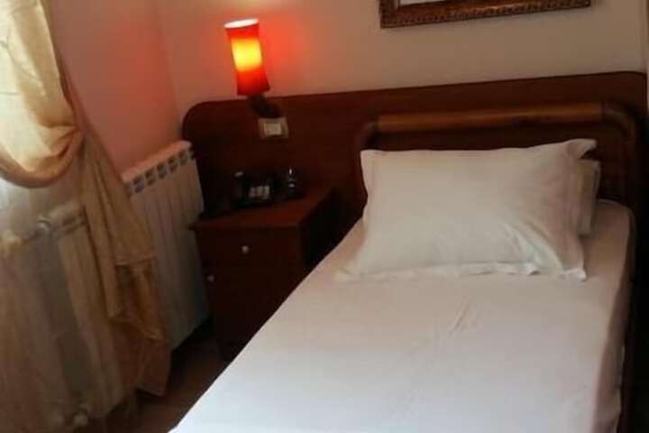 Room 6 of 28