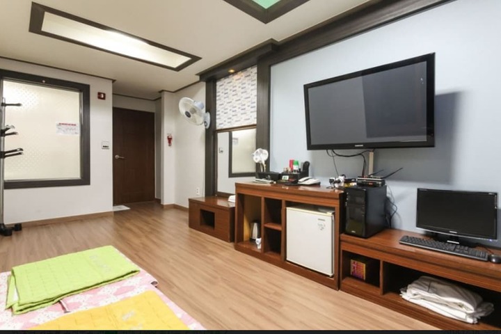 Room 14 of 18