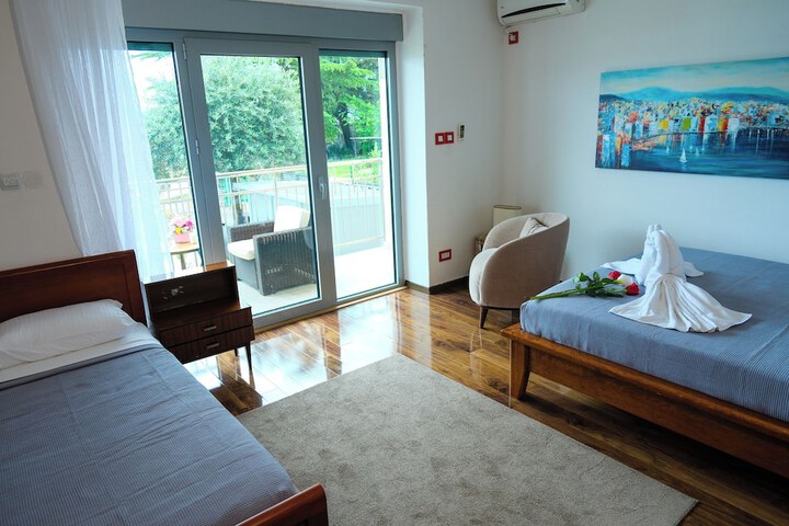 Room 2 of 61
