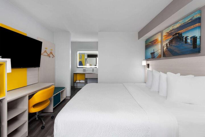 1 King Bed (4 of 17)