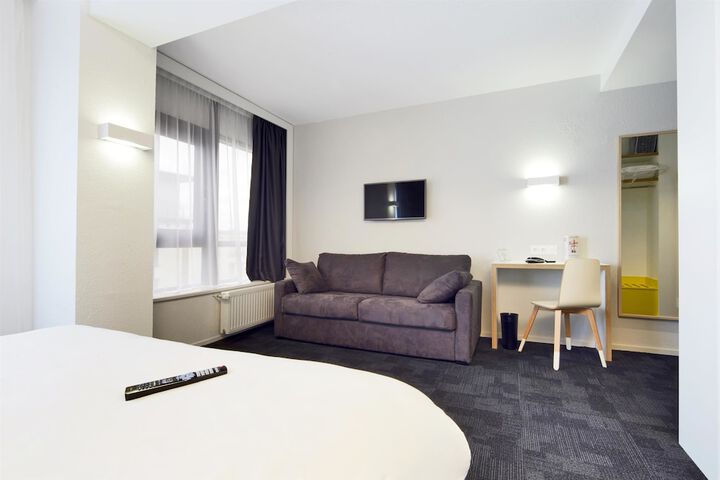 Room 6 of 30