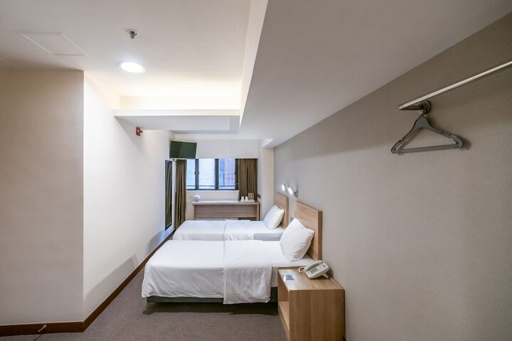 Room 16 of 28