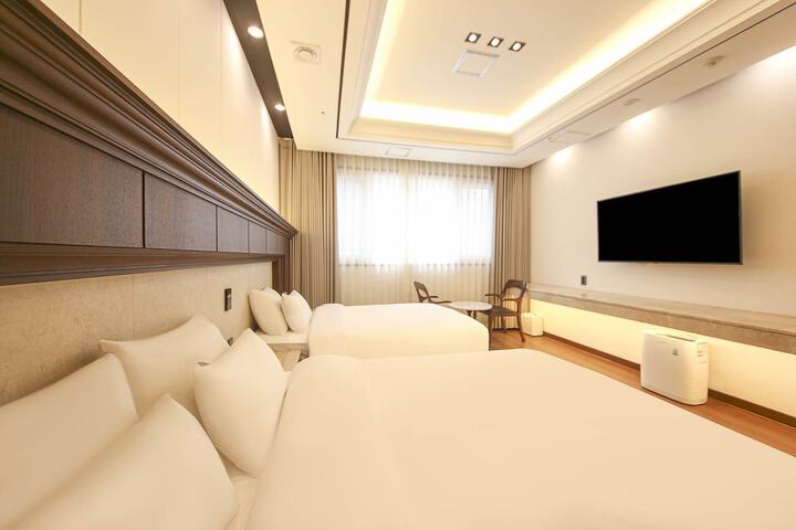 Room 36 of 77