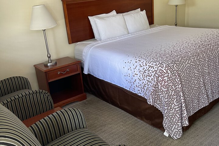 1 Queen Bed (2 of 13)