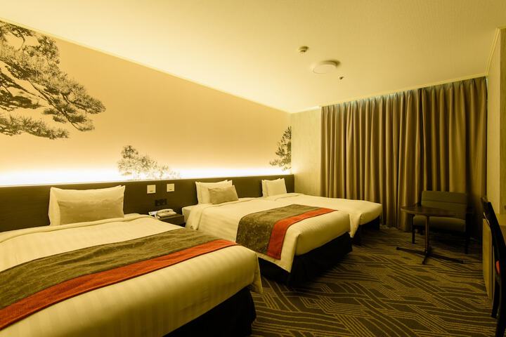 Room 25 of 103