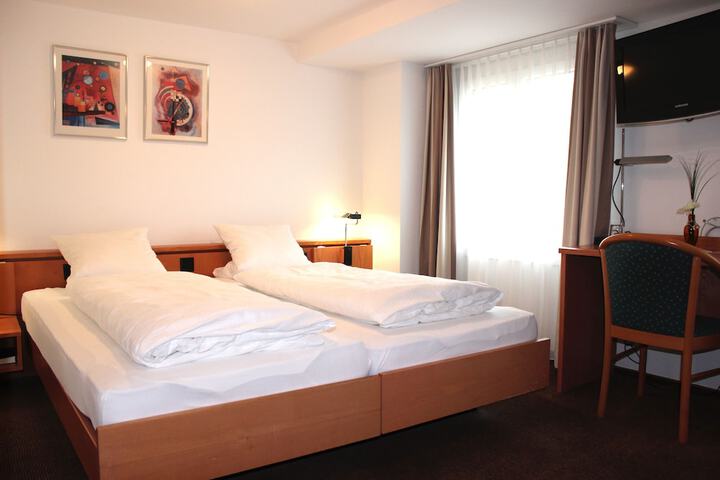 Room 8 of 16