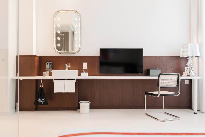 Room 34 of 60