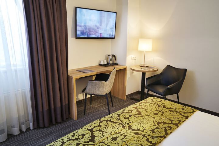 Room 3 of 28
