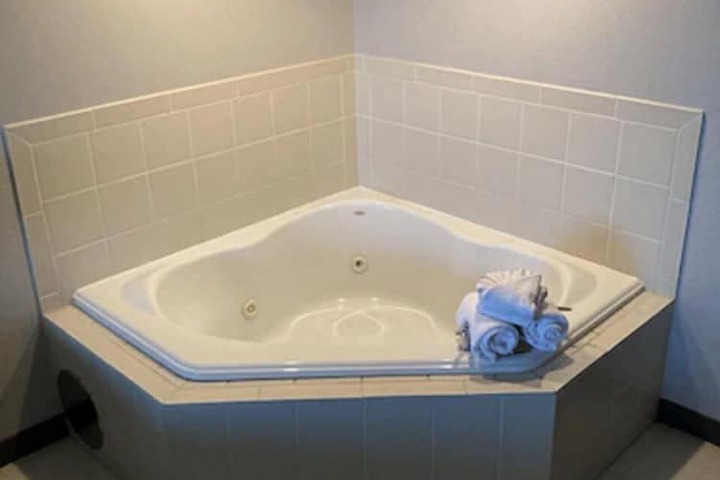 1 King Bed Jetted Tub (2 of 10)