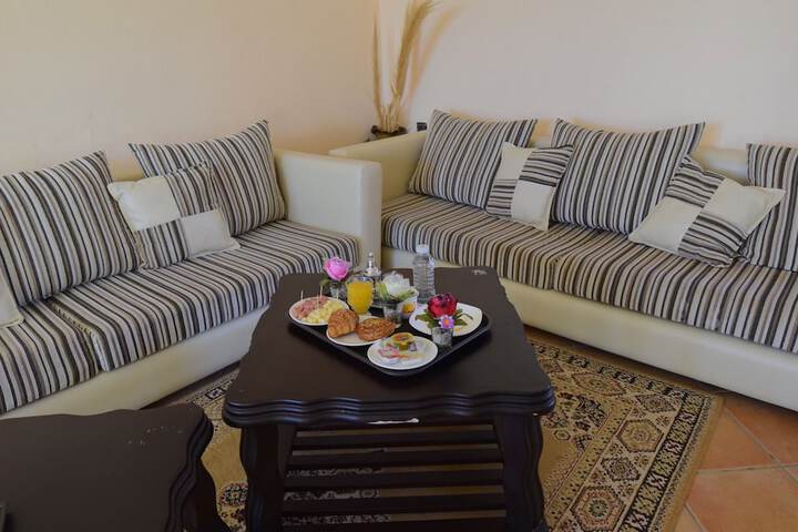 Lounge 4 of 13