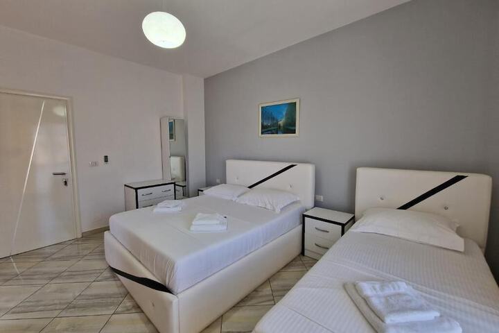 Room 4 of 89