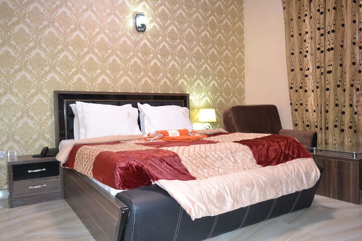 Room 6 of 27
