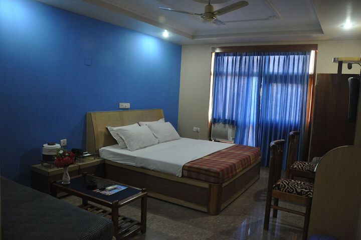 Room 6 of 18