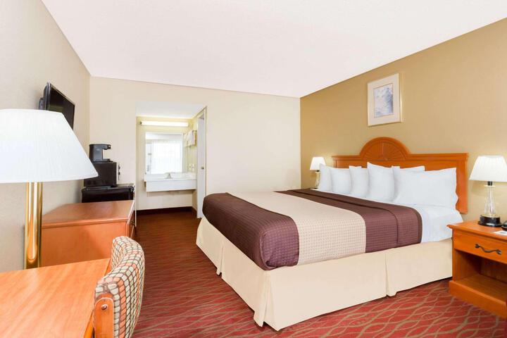 1 King Bed (2 of 10)