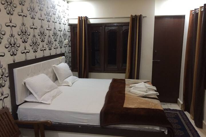 Room 11 of 83