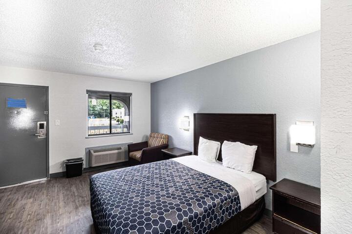 1 Queen Bed Accessible (13 of 25)