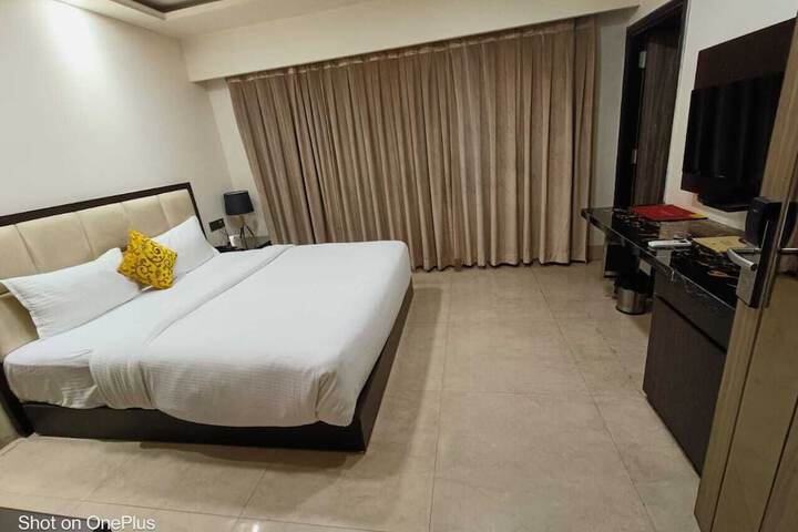 Room 6 of 10