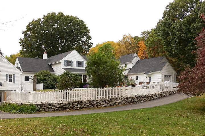 Hotel Exterior 33 of 48