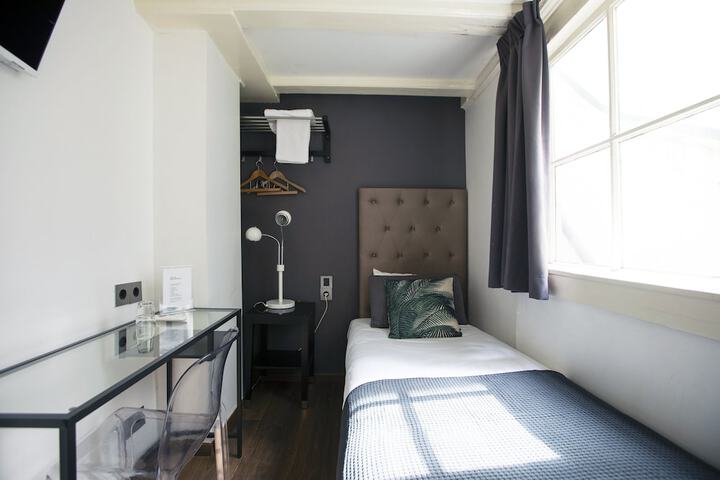 Room 43 of 100