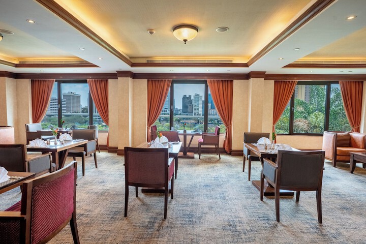 Lounge 114 of 123