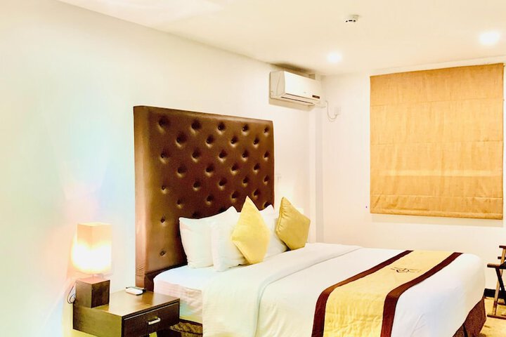 Room 9 of 29