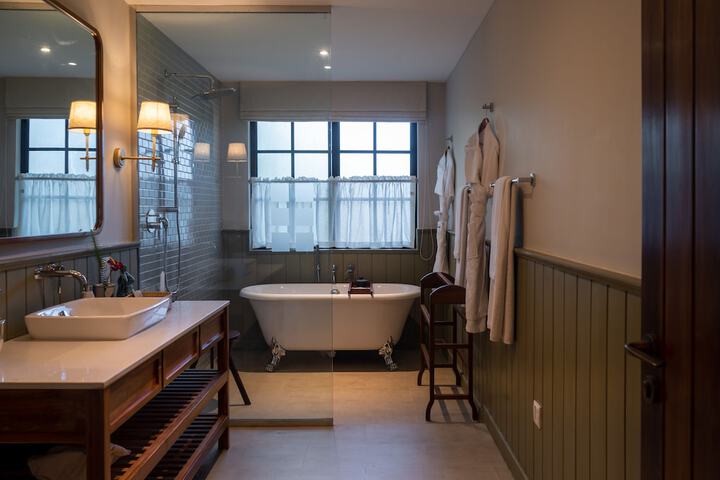 Room 32 of 60