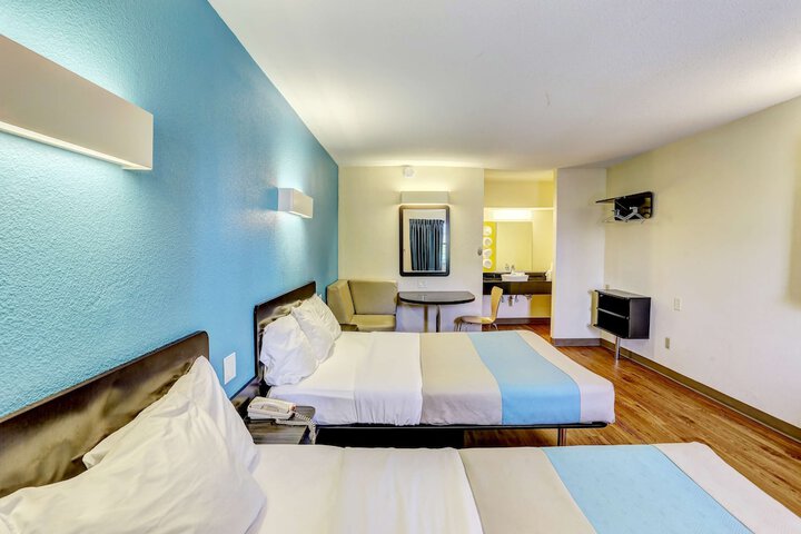 2 Queen Beds (10 of 28)