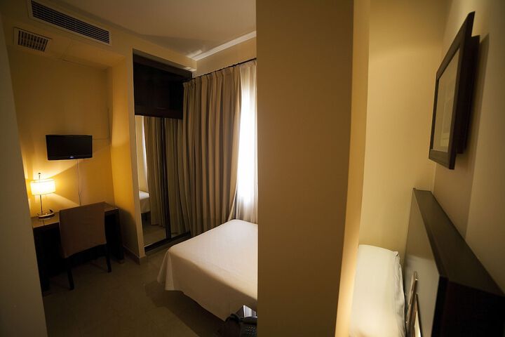 Room 5 of 68