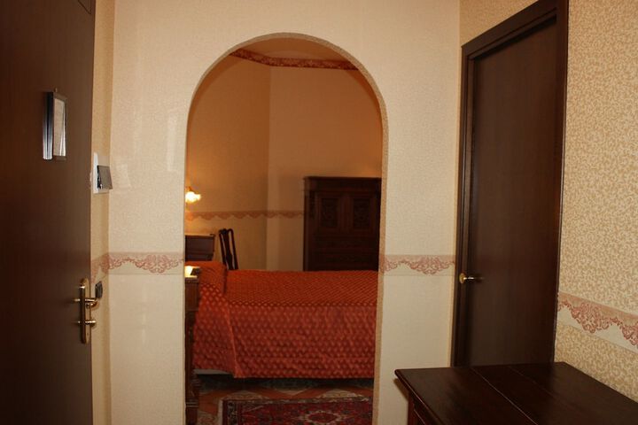 Room 6 of 38