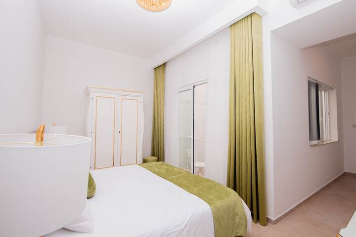 Room 35 of 77