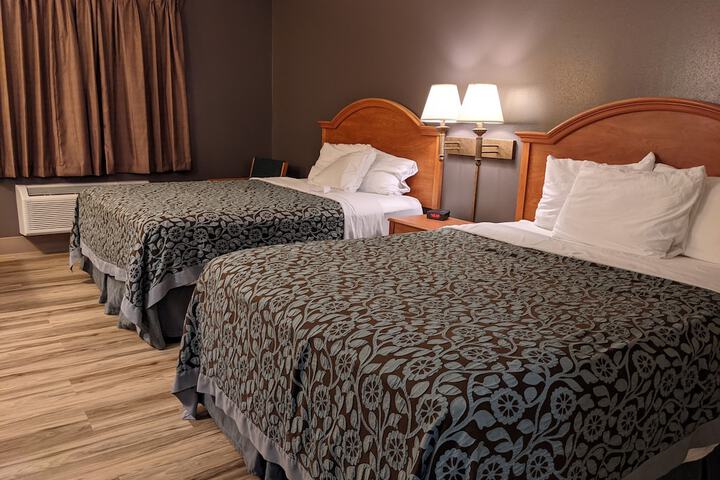 1 Queen Bed (8 of 13)