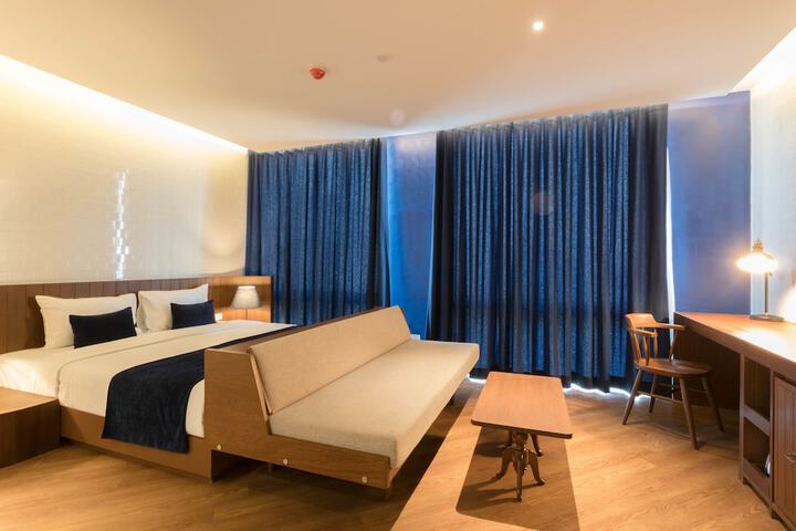 Room 12 of 103