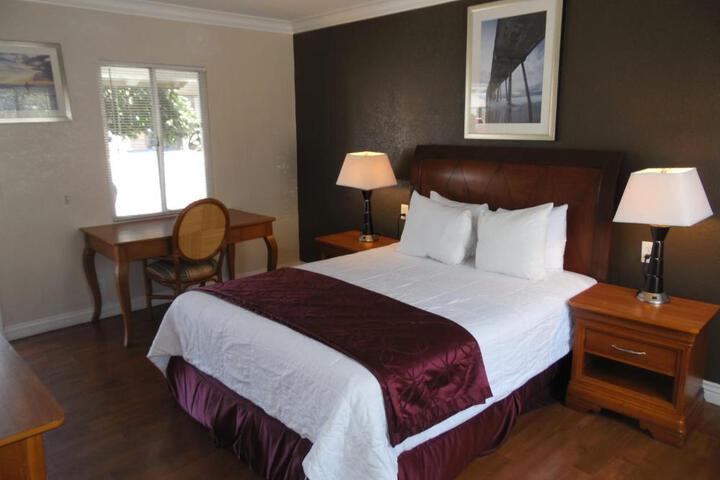 1 Queen Bed (4 of 12)