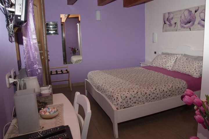Room 8 of 98