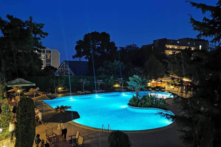 Hotel Pool