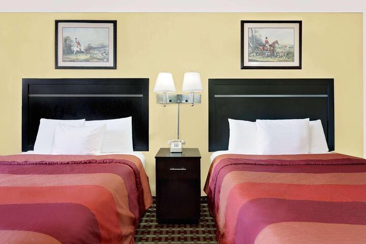 2 Queen Beds (1 of 8)