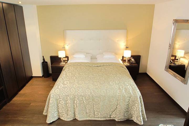 Room 6 of 42
