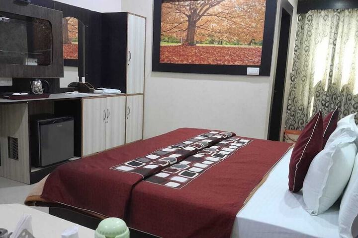 Room 6 of 28