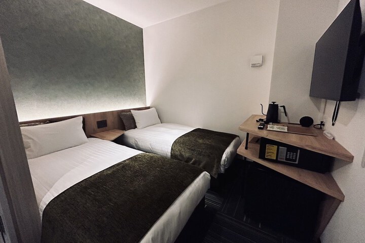 Room 10 of 34