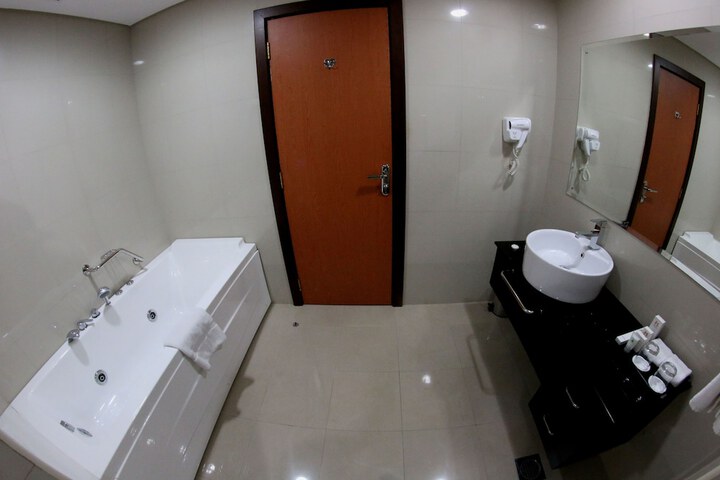 Room 52 of 76