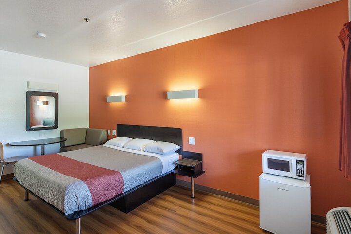 Deluxe King Bed (4 of 12)