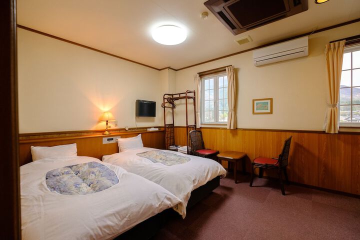 Room 8 of 94