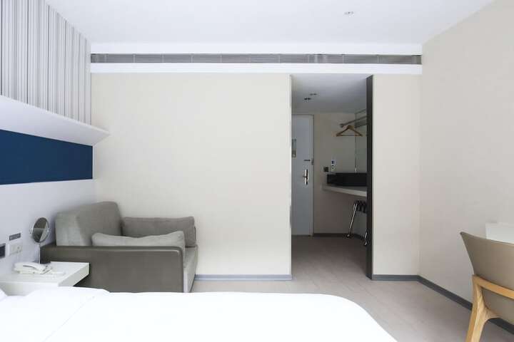Room 9 of 49