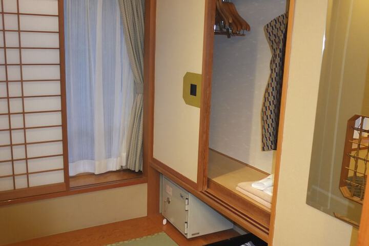 Room 28 of 77