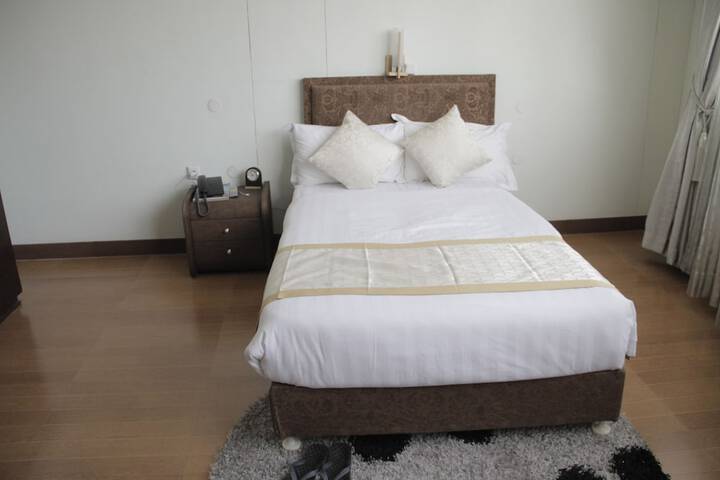 Room 9 of 28