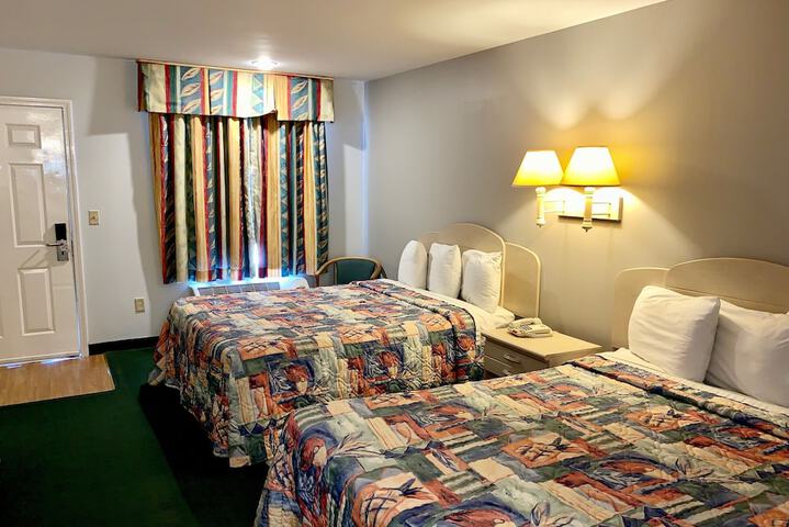 2 Queen Beds (7 of 9)